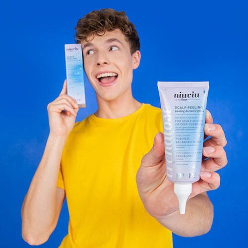 niuviu Pure peeling do skóry głowy w tubce, opakowanie w odcieniach fioletu na tle niebieskim