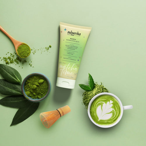 Matcha wzmacniająca maska do włosów niuviu, zielone opakowanie, liście herbaty, matcha, filiżanka latte