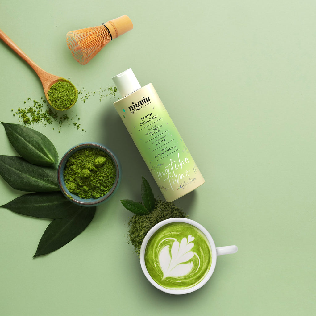 Serum ochronne niuviu Matcha na zielonym tle, z liśćmi i proszkiem matcha