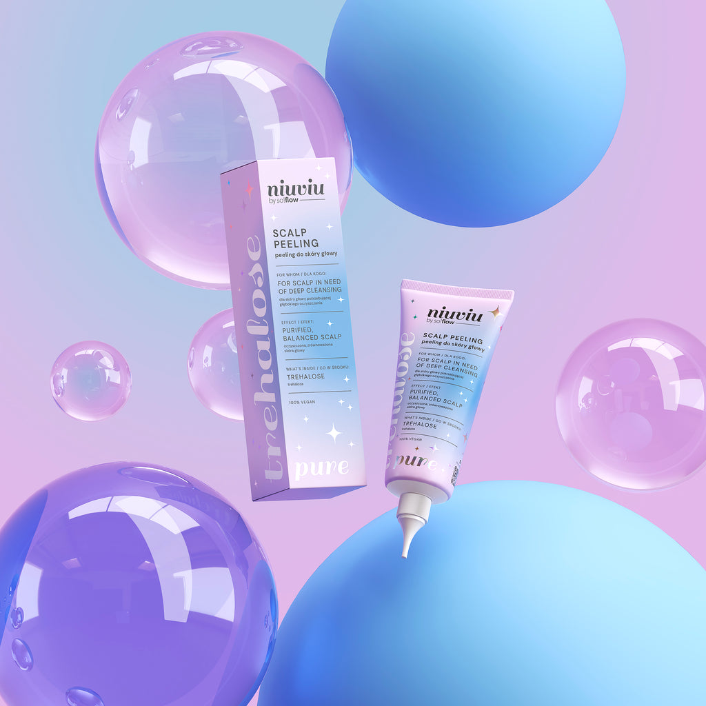 Peeling do skóry głowy niuviu Pure w pastelowym opakowaniu na tle kolorowych baniek