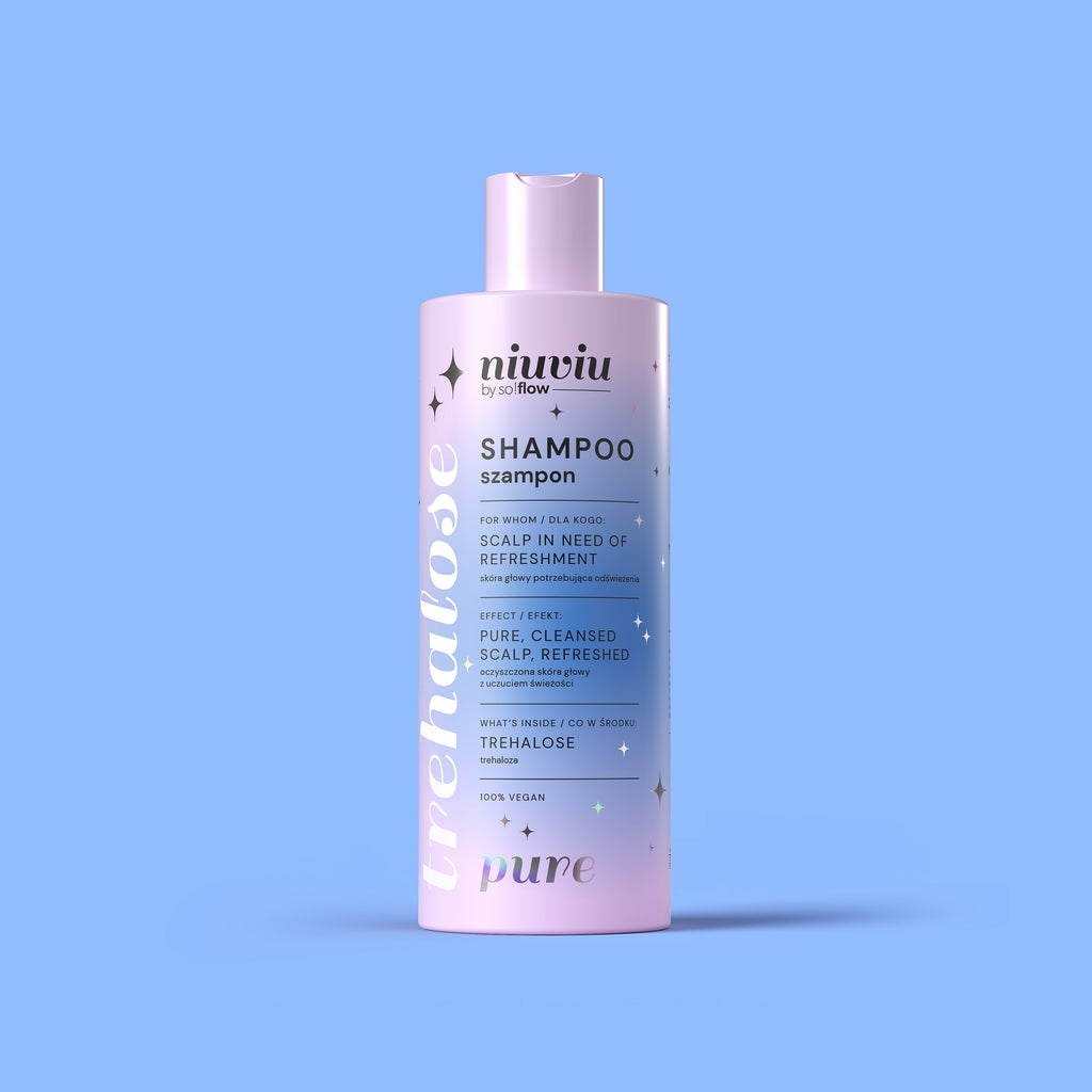 Szampon Pure niuviu, linia Pure, różowe opakowanie na niebieskim tle, trehaloza, minimalistyczny design
