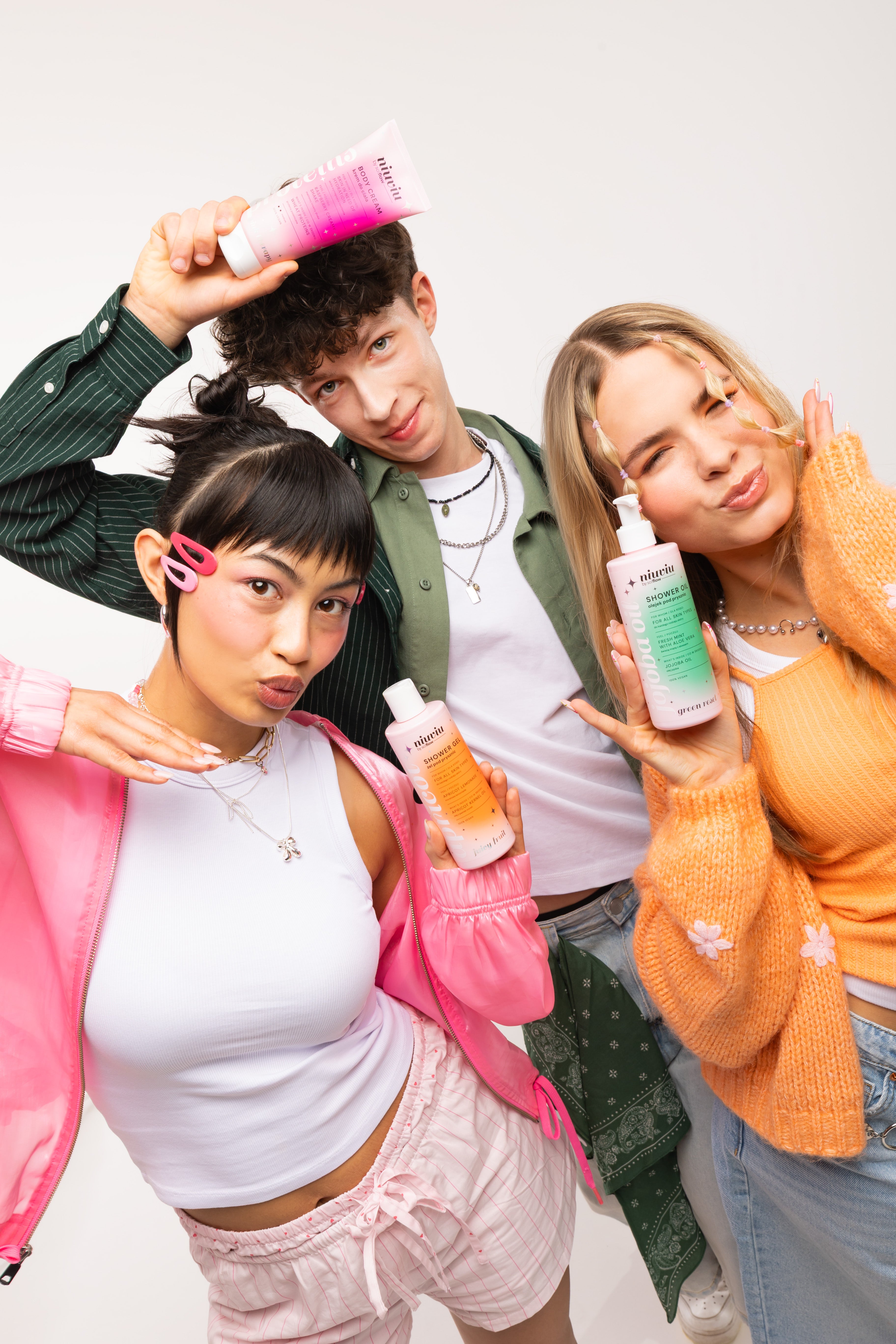 Młodzi ludzie z butelkami kosmetyków niuviu Shower Gel z linii Green Reset i Bounce